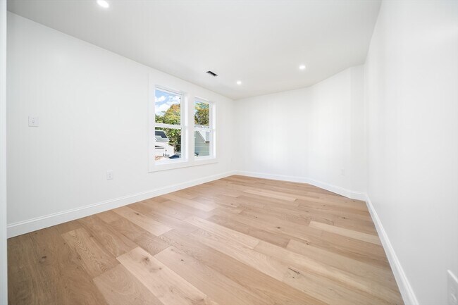 Building Photo - 9-11 Knollin St