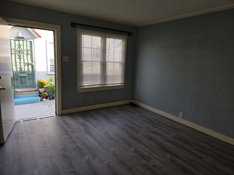 Building Photo - 2808 1/2 Hillcrest Dr