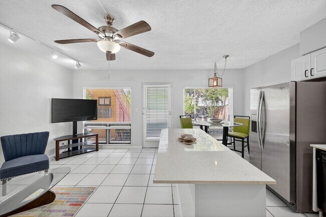 Building Photo - 2624 NE 30th Pl