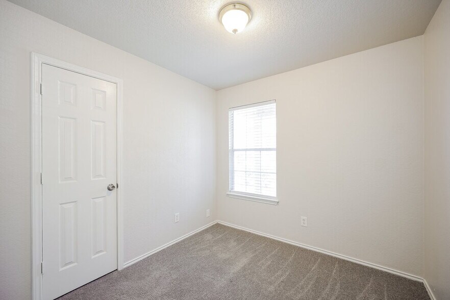 Building Photo - 2402 Sunview Lake