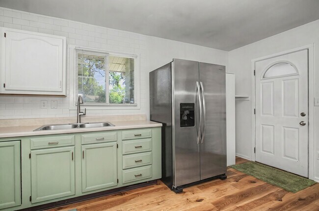 Building Photo - CHARMING RANCH!! 3 Bed, 1 Bath Home in Ames