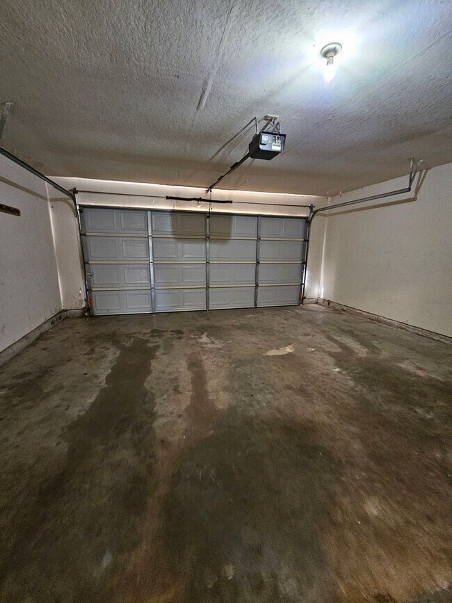 Building Photo - (3) Bed/(2) Bath Available NOW! Pet Negoti...