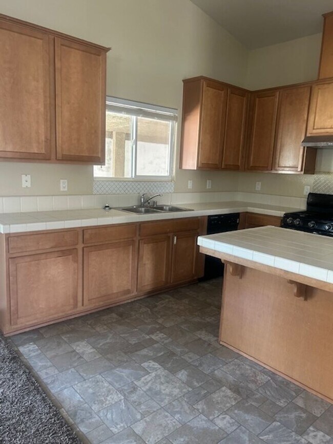 Building Photo - Available Now - 3-Bedroom, 2-Bath Home for...