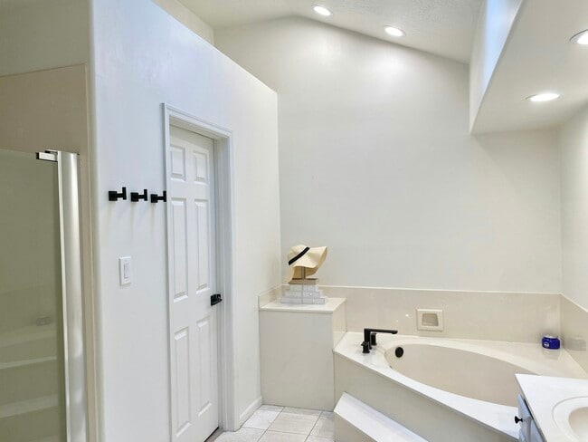 Building Photo - 6713 E Kelton Ln