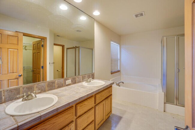 Building Photo - BEAUTIFUL FOUR BEDROOM IN CAMAS