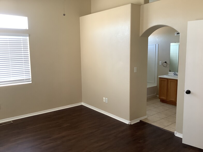 Building Photo - 6219 Vaughn Dr NE