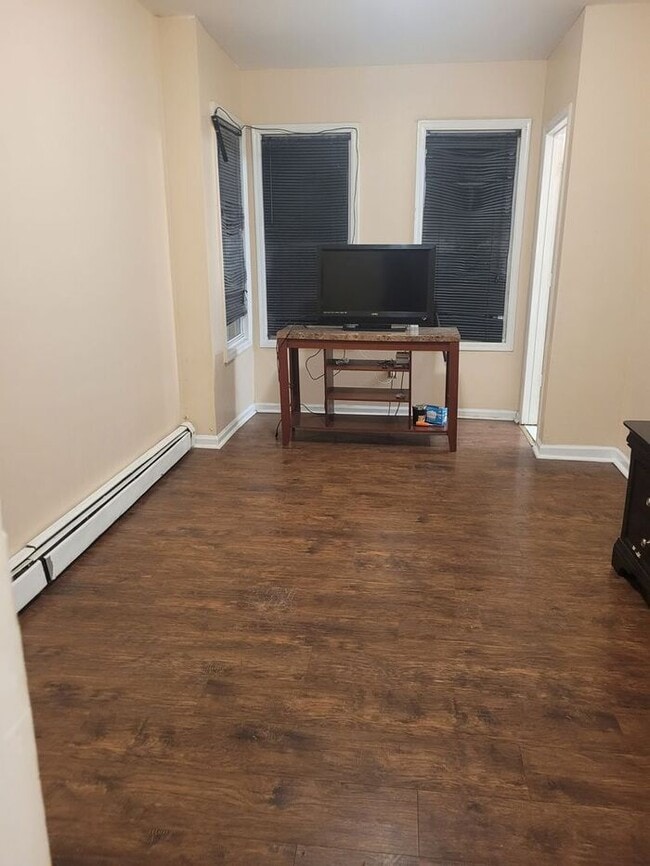 Building Photo - Under Renovation – Spacious Single-Family Home