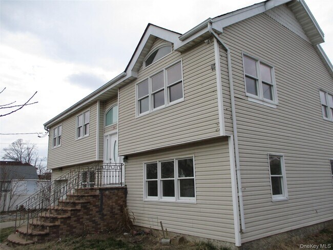 Building Photo - 94 Roger Ave