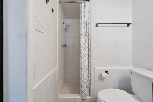 Building Photo - 3-Bedroom Home Near Dining, Shopping & Broadway Extension