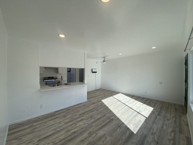 Building Photo - Beautifully Upgraded upstairs 1 Bedroom Apartment For Rent!