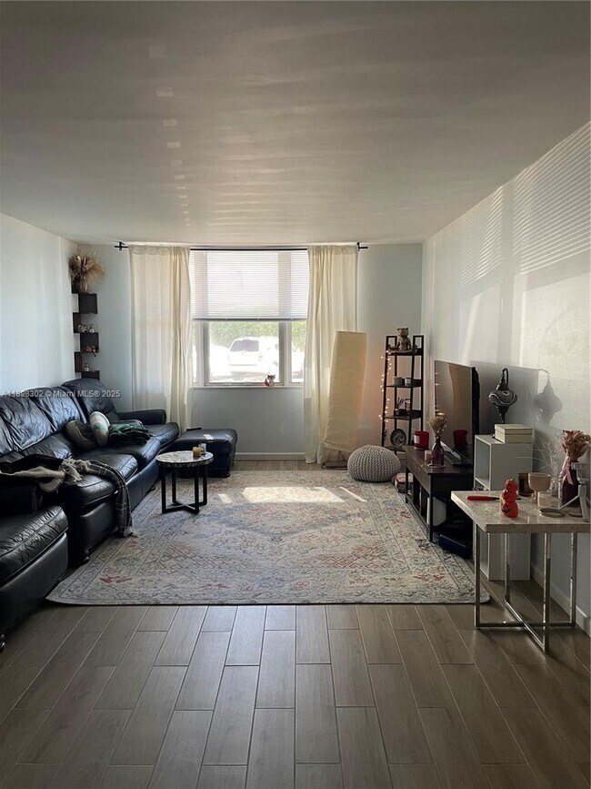 Building Photo - 1913 S Ocean Dr