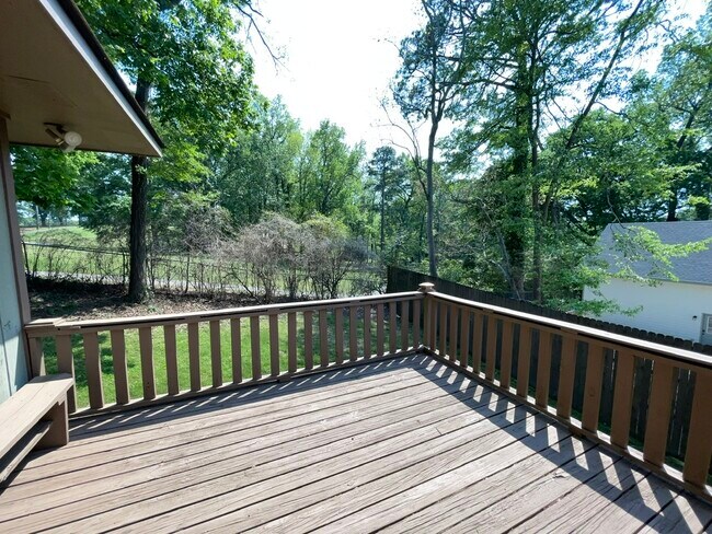 Building Photo - 2050 Cherokee Dr