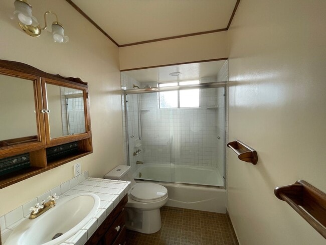 Building Photo - 535 Upham St