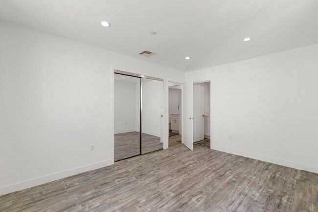 Building Photo - 10853 Hartsook St