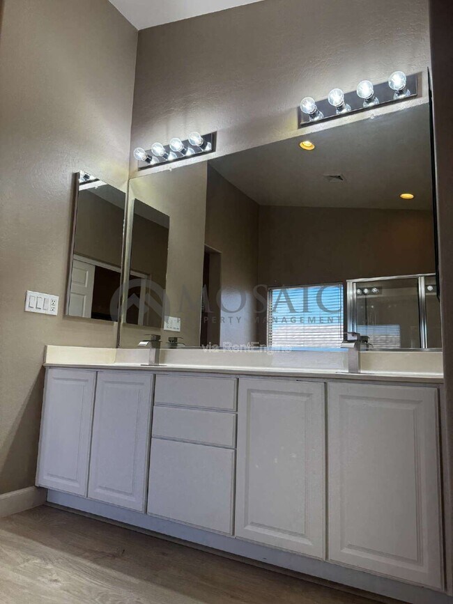 Building Photo - 3356 E Mayberry Ave