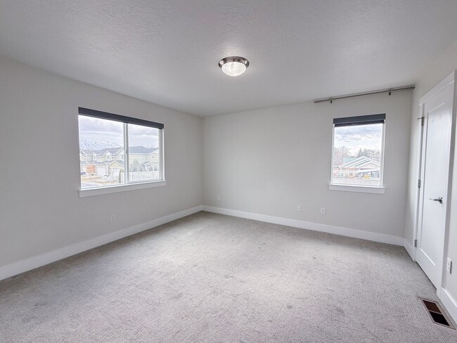 Building Photo - 3 Bed 3 Bath - Townhouse