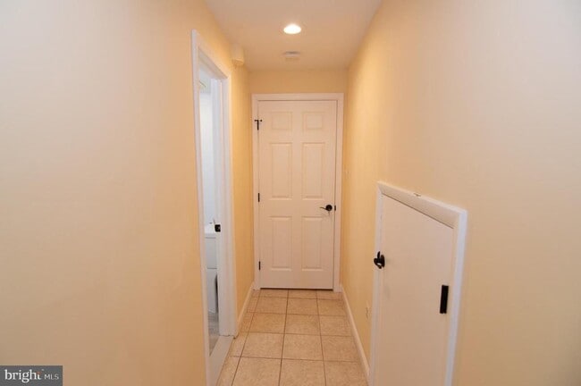 Building Photo - 404 Talahi Rd SE