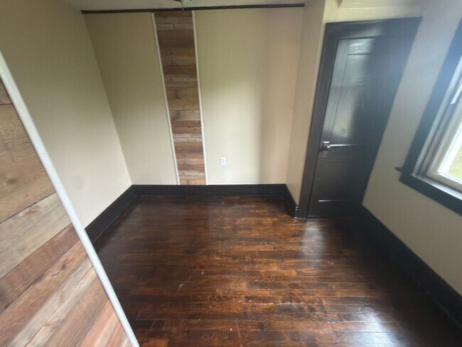 Building Photo - Pulaski, 4BR / 2 BA, available now