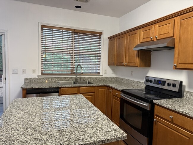 Building Photo - 425 Friars Head Dr NE