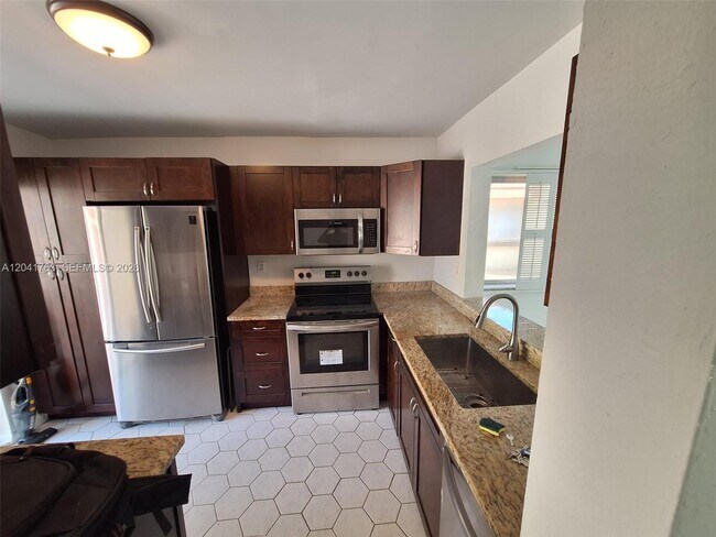 Building Photo - 6553 NW 99th Ave