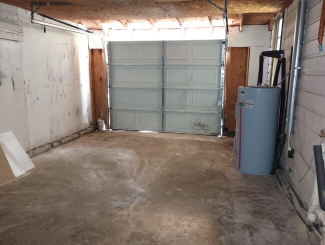 Building Photo - TERRIFIC STARTER HOME in Hartselle!