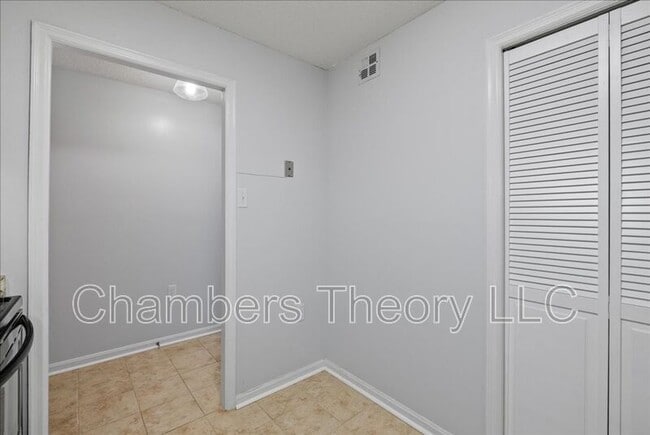 Building Photo - 1301 N Courthouse Rd