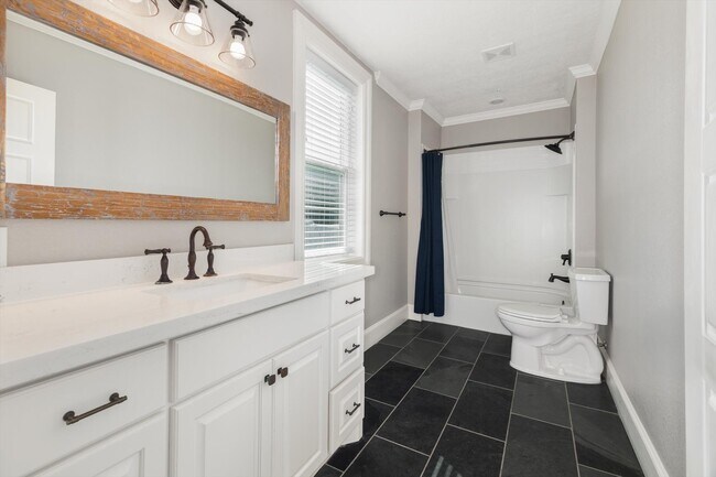 Building Photo - 405 24th St