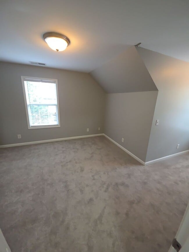 Building Photo - Bright 3 Bedroom Home with Basement, Backyard, and Garage