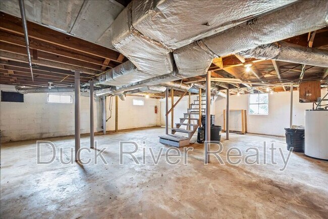 Building Photo - 2135 Thomas Ave