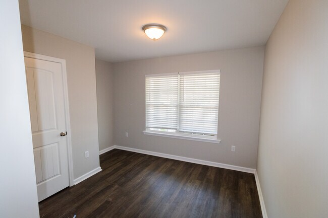 Building Photo - 123 Callaway Cres