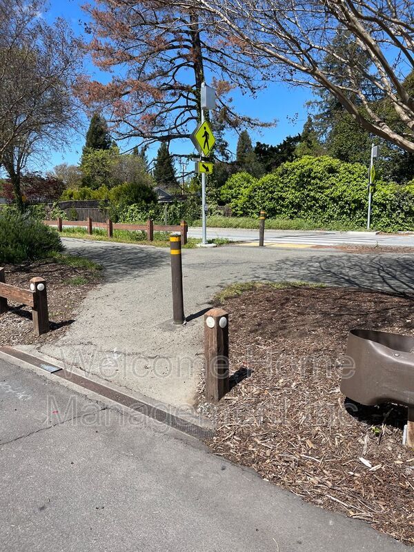 Building Photo - 2561 Olympic Blvd