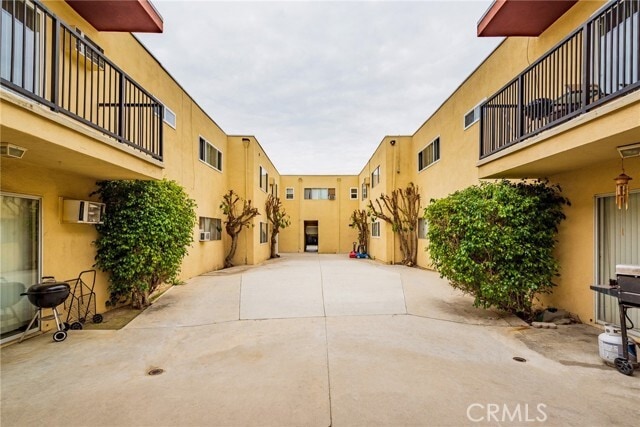 Building Photo - 17463 Vanowen St