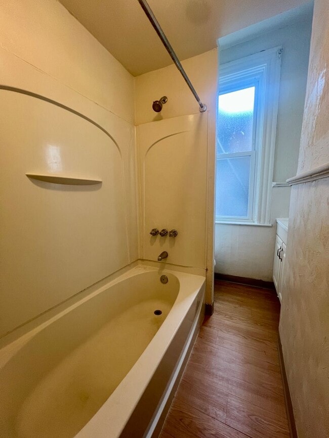 Building Photo - Large 3 BR in South Oakland! Covered Balcony! Close to Campus!