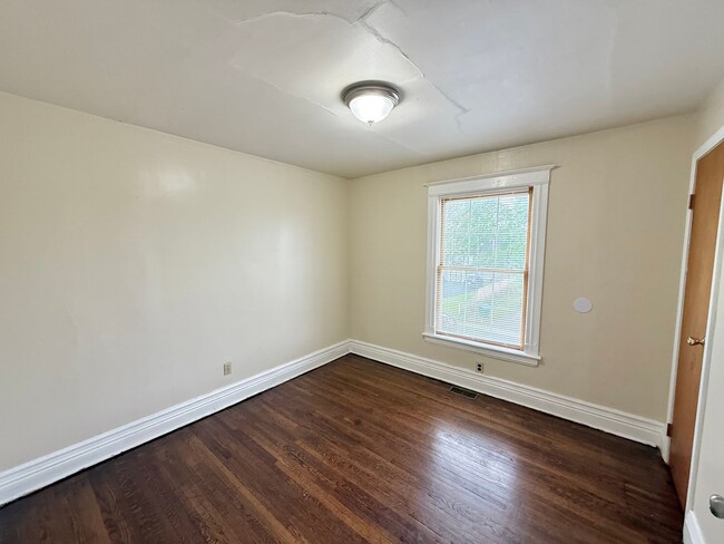 Building Photo - 4/2 Single Family Home | Hardwood Floors |...