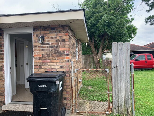 Building Photo - 510 Chalmette Ave