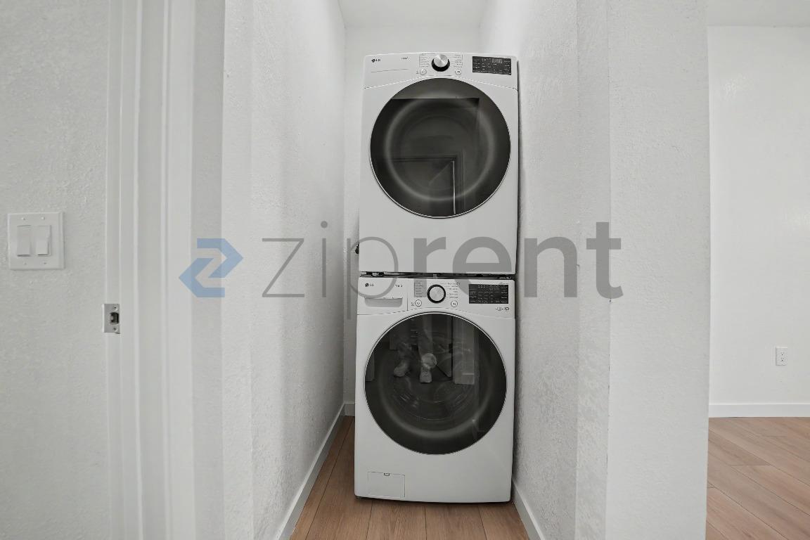 Building Photo - Unit
