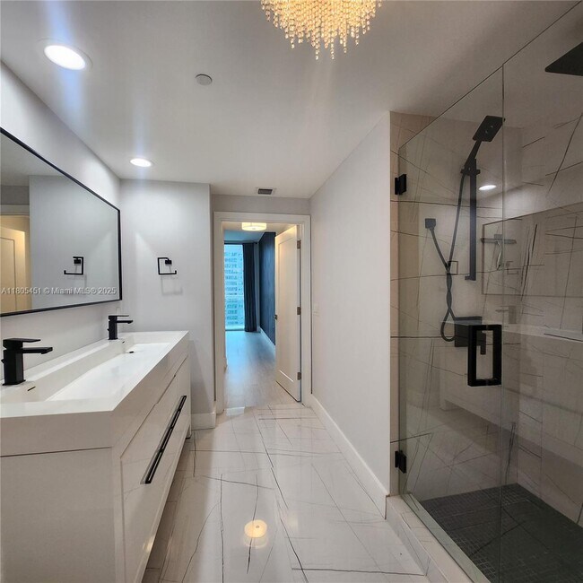 Building Photo - 950 Brickell Bay Dr