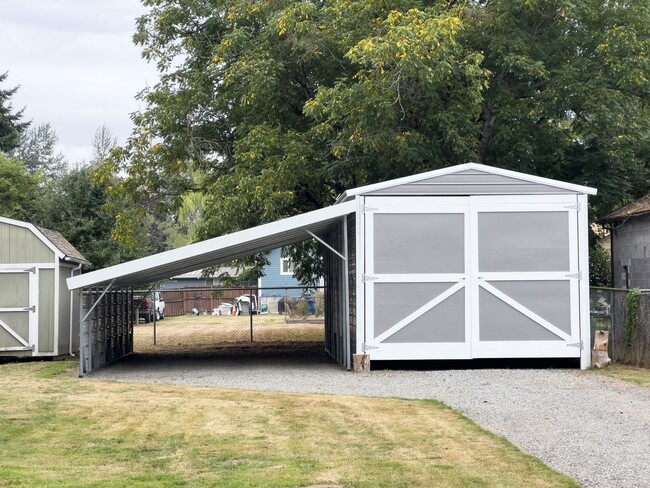 Building Photo - Country living 5 bed w/RV parking and 3 car garage!