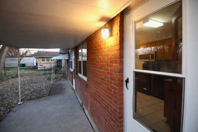 Building Photo - Adorable 3-brm brick ranch with lots of na...