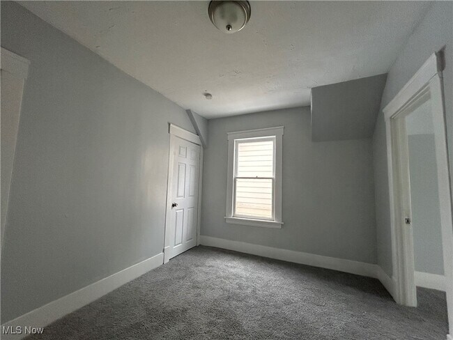 Building Photo - 3233 W 94th St