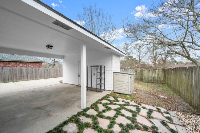 Building Photo - 2201 Hunters Trl Dr