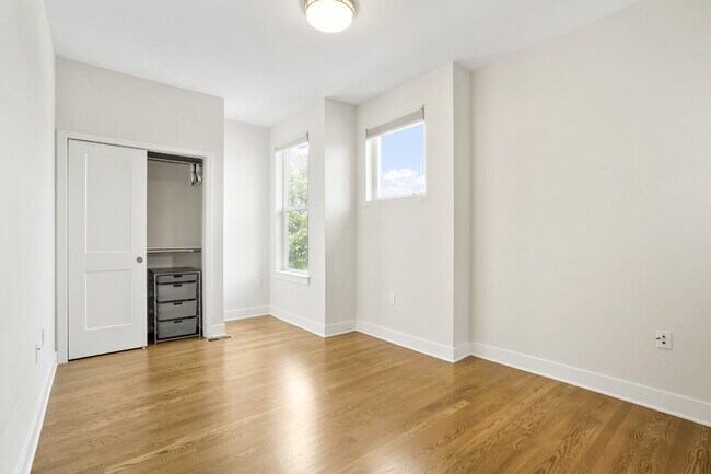 Building Photo - 1 Month Free - 2 Bed Room / 2.5 Bath - Roo...