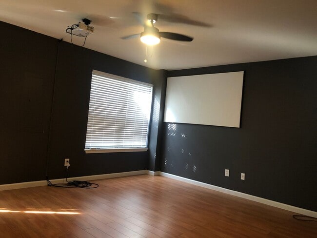 Building Photo - MOVE-IN READY!