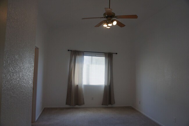 Building Photo - Great 4Bdm 2Ba single story home near U of A!