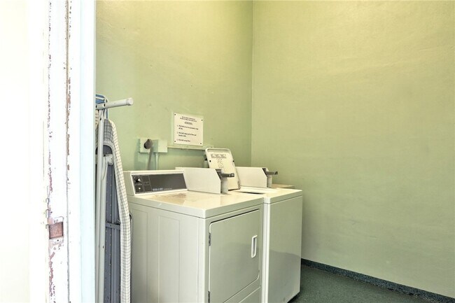 Building Photo - 1100 Ponce De Leon Cir