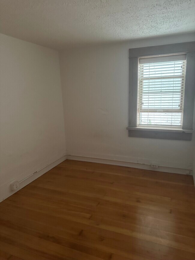 Building Photo - 746 Bayview Dr