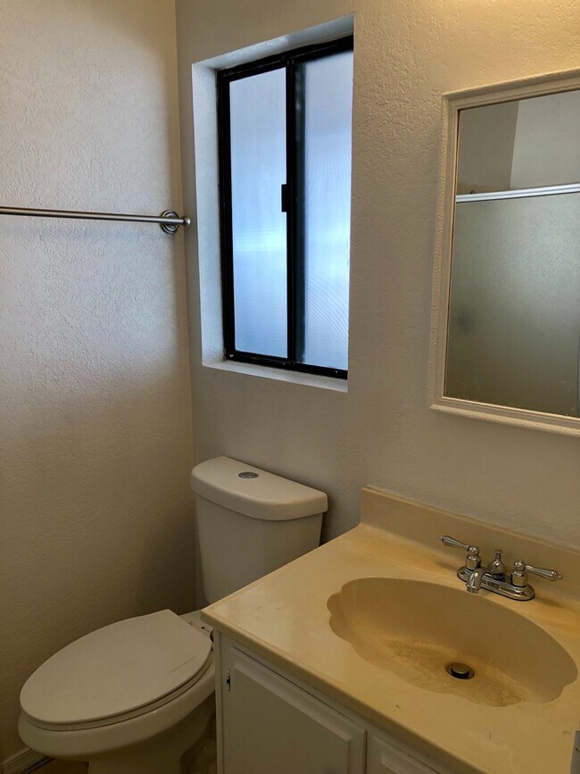 Building Photo - Spacious 2 Bedroom 2 Bath Home near River!