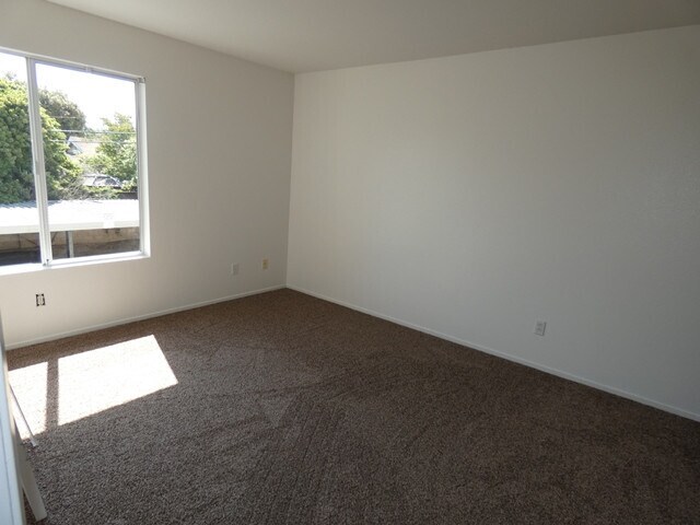 Building Photo - Fresh and Clean Upstairs Condo W/One Car Garage, Reduced Deposit