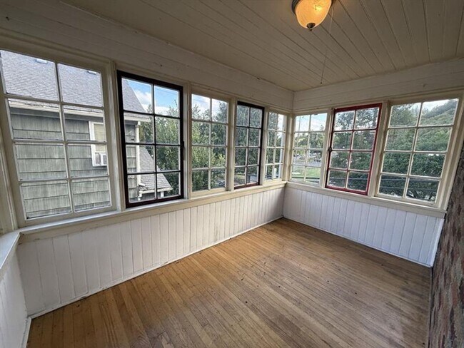 Building Photo - 2440 SW 5th Ave