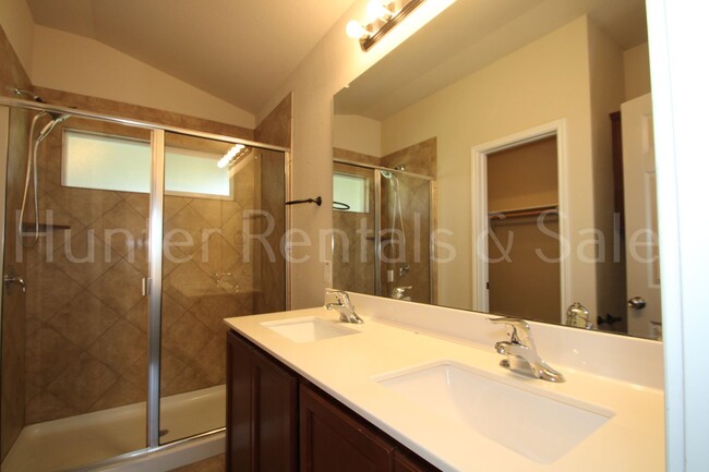Building Photo - Your Dream Home Awaits on Raeburn Court!